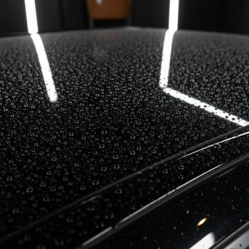 Roof section with uniform, round droplets