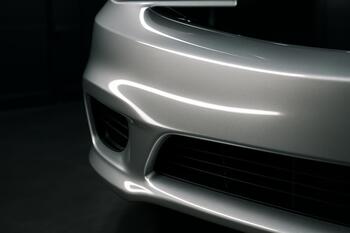 Silver bumper showing flawless light ribbon