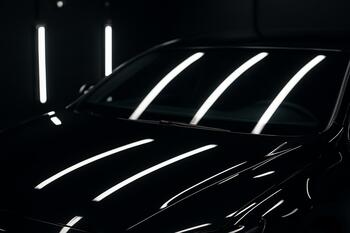 Strip lights aligned for uniform gloss assessment